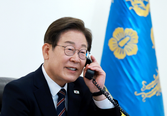이재명 대통령이 9일 서울 용산 대통령실 청사 집무실에서 이시바 시게루 일본 총리와 전화 통화를 위해 수화기를 들고 있다. [연합뉴스]